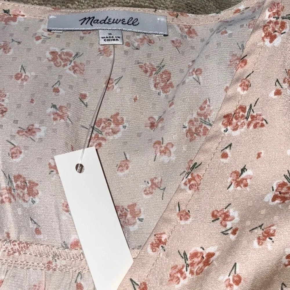 𝅺MADEWELL satin puff sleeve V neck top. Size S